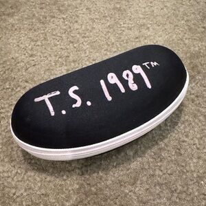 Taylor Swift 1989 concert sunglasses